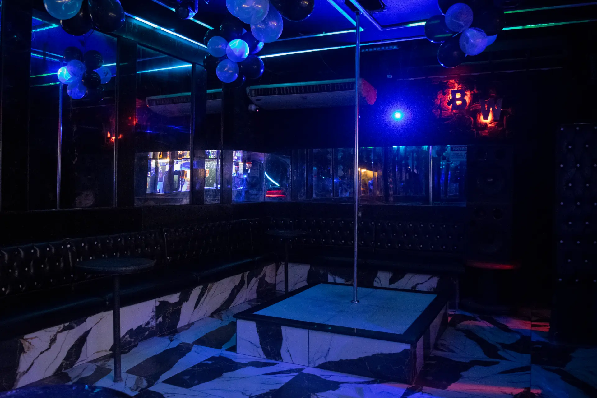Lounge e palco da Black White na Zona Norte do Rio