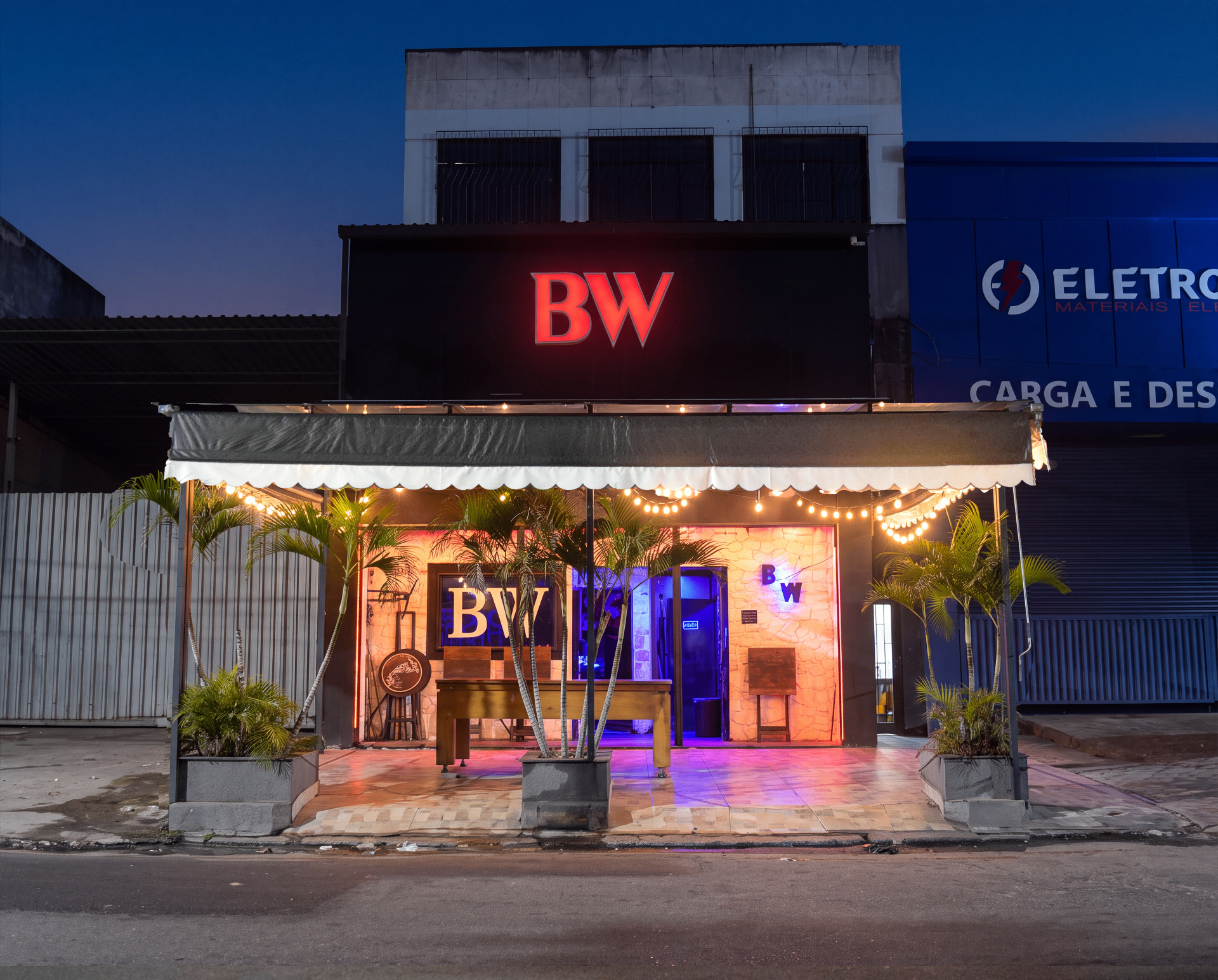Fachada da Black White em Bonsucesso, Rio de Janeiro